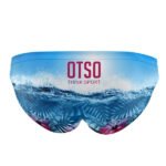 Este bañador ofrece un estilo atrevido y fresco que te transporta al espíritu de Kona, permitiéndote destacar en el agua con confianza y originalidad.