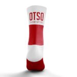 Los calcetines multisport Red & White combinan un estilo deportivo con la funcionalidad que necesitas para rendir al máximo, siendo una excelente opción para quienes buscan un producto duradero y con un diseño atractivo.