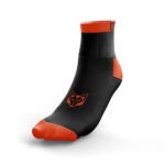 Ideales para ciclistas, corredores y deportistas en general, los calcetines Black & Fluo Orange no solo ofrecen rendimiento y comodidad, sino también un diseño audaz que resalta, asegurando que estés siempre visible y con estilo durante tus actividades deportivas.