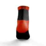 Ideales para ciclistas, corredores y deportistas en general, los calcetines Black & Fluo Orange no solo ofrecen rendimiento y comodidad, sino también un diseño audaz que resalta, asegurando que estés siempre visible y con estilo durante tus actividades deportivas.