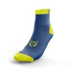Perfectos para ciclistas, corredores y deportistas que buscan rendimiento sin sacrificar el estilo, los calcetines Electric Blue & Yellow son la elección ideal para quienes desean una prenda deportiva cómoda, funcional y de gran visibilidad.