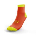 Con un enfoque práctico y cómodo, los calcetines Fluo Orange & Fluo Yellow (Outlet) son perfectos para deportistas que buscan rendimiento, estilo y visibilidad a un precio más accesible. Su diseño versátil es ideal para ciclismo, running, entrenamiento en el gimnasio y más.