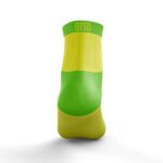 Ideales para ciclistas, corredores y otros deportistas, los calcetines Fluo Yellow & Fluo Green ofrecen una combinación perfecta de estilo audaz, rendimiento y visibilidad, haciendos ideales para quienes buscan un calzado deportivo funcional y con un toque vibrante.