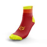 Ideales para ciclistas, corredores y atletas que practican deportes en diversas modalidades, los calcetines FOC son la elección perfecta para quienes buscan un accesorio deportivo que combine comodidad, rendimiento y durabilidad en todas sus actividades.