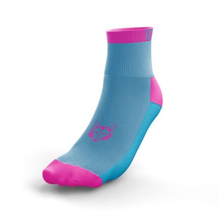 Calcetines Multisport Low Cut - Azul Claro & Rosa: Perfectos para deportistas que buscan estilo y funcionalidad. Ligeros, cómodos y con soporte en el arco plantar, son ideales para cualquier actividad deportiva. ¡Mejora tu rendimiento con ellos!