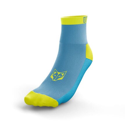 Los calcetines multisport low cut en azul claro y amarillo de OTSO son una excelente opción para los amantes del deporte que buscan comodidad y rendimiento.