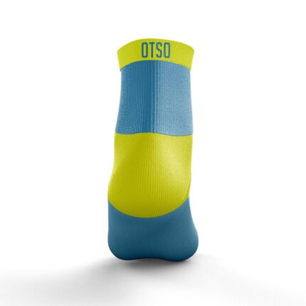 Los calcetines multisport low cut en azul claro y amarillo de OTSO son una excelente opción para los amantes del deporte que buscan comodidad y rendimiento.