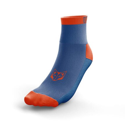 Los calcetines multisport low cut en azul marino y naranja de OTSO son la elección perfecta para quienes buscan comodidad y rendimiento en sus actividades deportivas.