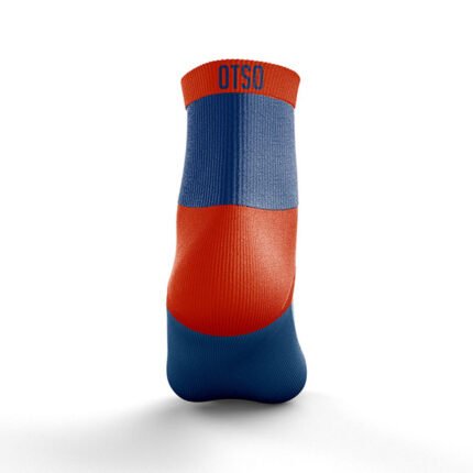 Los calcetines multisport low cut en azul marino y naranja de OTSO son la elección perfecta para quienes buscan comodidad y rendimiento en sus actividades deportivas.