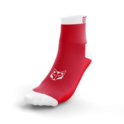Los calcetines multisport low cut en rojo y blanco de OTSO son una opción excepcional para los deportistas que buscan comodidad y estilo en su equipo.
