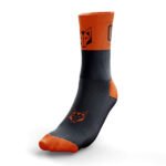 Su ajuste anatómico y diseño de compresión evitan deslizamientos y rozaduras, brindando comodidad y seguridad mientras te mueves. Los calcetines Black & Fluo Orange son perfectos para deportistas que buscan un alto rendimiento sin sacrificar estilo, comodidad o visibilidad.