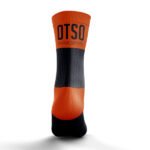 Su ajuste anatómico y diseño de compresión evitan deslizamientos y rozaduras, brindando comodidad y seguridad mientras te mueves. Los calcetines Black & Fluo Orange son perfectos para deportistas que buscan un alto rendimiento sin sacrificar estilo, comodidad o visibilidad.