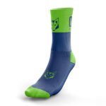 Los calcetines Electric Blue & Fluo Green no solo son funcionales, sino que también ofrecen un estilo audaz y moderno, haciendo de ellos una excelente elección para los deportistas que buscan alto rendimiento y visibilidad sin perder estilo.