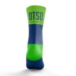 Los calcetines Electric Blue & Fluo Green no solo son funcionales, sino que también ofrecen un estilo audaz y moderno, haciendo de ellos una excelente elección para los deportistas que buscan alto rendimiento y visibilidad sin perder estilo.