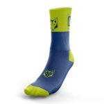 Los calcetines Electric Blue & Fluo Yellow no solo son funcionales, sino que también destacan por su estilo moderno y audaz, siendo perfectos para deportistas que buscan un equilibrio entre alto rendimiento y visibilidad.