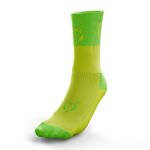 Los calcetines Fluo Yellow & Fluo Green son perfectos para los deportistas que no buscan solo rendimiento, sino también una prenda deportiva que se destaque por su estilo y visibilidad.