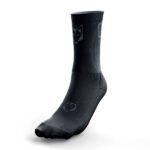 Los calcetines Full Black combinan funcionalidad, comodidad y estilo, lo que los convierte en una opción ideal para quienes buscan un producto de alta calidad, durabilidad y un diseño sencillo pero efectivo. Perfectos para cualquier atleta que valore el rendimiento y la estética minimalista.
