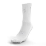 Los calcetines Full White no solo ofrecen funcionalidad y comodidad, sino también un estilo clásico y limpio, perfectos para quienes buscan un producto deportivo que combine calidad, durabilidad y estética minimalista.