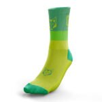 Con un enfoque en la funcionalidad y el estilo, los calcetines Haritaka combinan un diseño de alto rendimiento con la estética moderna, lo que los convierte en la opción perfecta para los deportistas que buscan un producto cómodo, duradero y con un toque único en su vestimenta. deportivo.