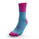 Perfectos para los deportistas que buscan funcionalidad, comodidad y un diseño moderno y audaz, los calcetines Light Blue & Fluo Pink son la opción ideal para quienes desean un alto rendimiento combinado con estilo.