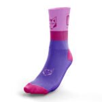 El estilo de los calcetines Zaria combina elegancia y funcionalidad, con un toque único que los hace perfectos para deportistas que no buscan solo rendimiento, sino también un producto que complementa su estilo personal. Ya sea en el gimnasio, en una carrera o en una salida en bicicleta, estos calcetines ofrecen el equilibrio perfecto entre comodidad, soporte y diseño atractivo.