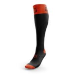 Los Calcetines Recovery Black & Fluo Orange de OTSO son ideales para quienes buscan comodidad, soporte y estilo en su equipo de recuperación, asegurando un rendimiento óptimo tanto en descanso como en la preparación para el siguiente desafío deportivo.