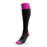 Ideales para quienes valoran rendimiento, comodidad y estilo , los Calcetines Recovery Black & Fluo Pink de OTSO son perfectos para maximizar la recuperación y prepararte para tu próximo desafío deportivo.
