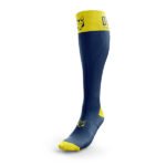 Ideales para quienes buscan recuperación, comodidad y un toque de estilo audaz , los Calcetines Recovery Navy Blue & Fluo Yellow de OTSO son la elección perfecta para atletas que desean optimizar su descanso y preparación para el próximo desafío.