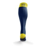 Ideales para quienes buscan recuperación, comodidad y un toque de estilo audaz , los Calcetines Recovery Navy Blue & Fluo Yellow de OTSO son la elección perfecta para atletas que desean optimizar su descanso y preparación para el próximo desafío.
