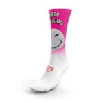 Ideales para ciclistas que desean destacar con un toque de alegría y originalidad, los calcetines SmileyWorld Smiling ofrecen la combinación perfecta de estilo y comodidad, asegurando que cada recorrido esté lleno de buena vibración y rendimiento.