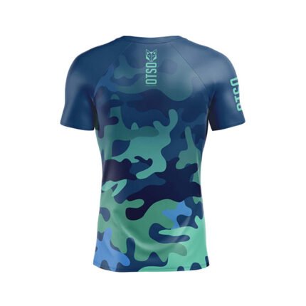 Conquista cada entrenamiento con estilo y confianza usando la Camiseta de Manga Corta Hombre – Camo Blue de OTSO .patrón camuflado enazul, gris y negro