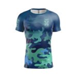 Conquista cada entrenamiento con estilo y confianza usando la Camiseta de Manga Corta Hombre – Camo Blue de OTSO .patrón camuflado enazul, gris y negro