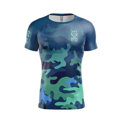 Conquista cada entrenamiento con estilo y confianza usando la Camiseta de Manga Corta Hombre – Camo Blue de OTSO .patrón camuflado enazul, gris y negro