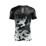 Conquista cada entrenamiento con estilo y confianza usando la Camiseta de Manga Corta Hombre – Camo Blue de OTSO .patrón camuflado enazul, gris y negro