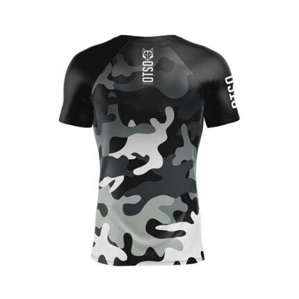 Conquista cada entrenamiento con estilo y confianza usando la Camiseta de Manga Corta Hombre – Camo Blue de OTSO .patrón camuflado enazul, gris y negro