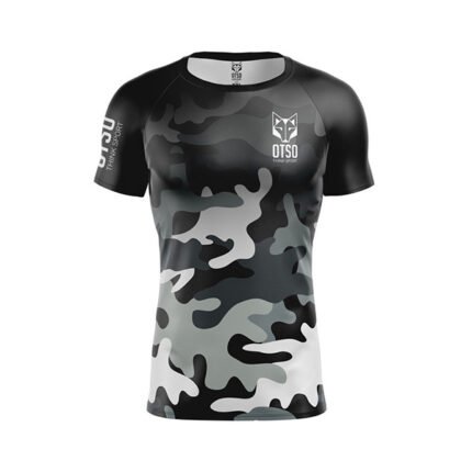 Conquista cada entrenamiento con estilo y confianza usando la Camiseta de Manga Corta Hombre – Camo Blue de OTSO .patrón camuflado enazul, gris y negro