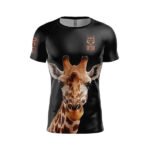 Marca la diferencia con la Camiseta de Manga Corta Hombre – Giraffe de OTSO ,estampado en tonos cálidos que mezcla Marrones, beige y negros para crear un look