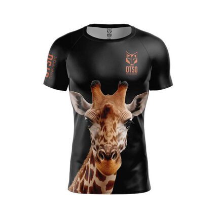 Marca la diferencia con la Camiseta de Manga Corta Hombre – Giraffe de OTSO ,estampado en tonos cálidos que mezcla Marrones, beige y negros para crear un look