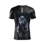 La Camiseta de Manga Corta Hombre – Panther de OTSO tiene un diseño atrevido en negro y detalles en tonos oscuros