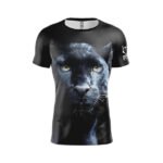 La Camiseta de Manga Corta Hombre – Panther de OTSO tiene un diseño atrevido en negro y detalles en tonos oscuros