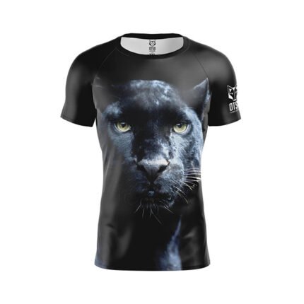 La Camiseta de Manga Corta Hombre – Panther de OTSO tiene un diseño atrevido en negro y detalles en tonos oscuros