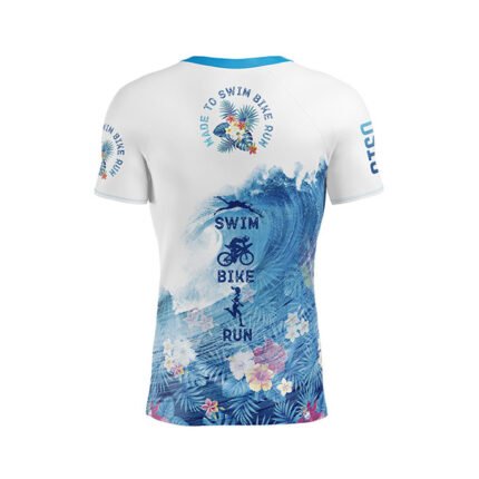 La Camiseta de Manga Corta hombre– Swim Bike Run Wave presenta un diseño dinámico y colorido.