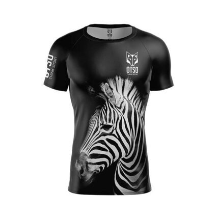 Atrévete a destacar con la Camiseta de Manga Corta para hombres – Zebra de OTSO , un diseño audaz en blanco y negro