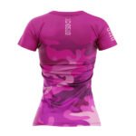 Camiseta de manga corta para mujer con diseño camuflaje en tonalidades de color rosa.