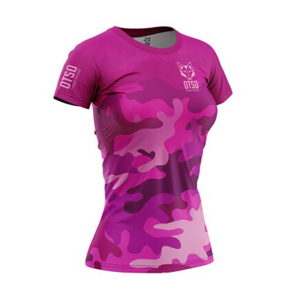 Camiseta de manga corta para mujer con diseño camuflaje en tonalidades de color rosa.