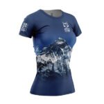 Camiseta de manga corta para mujer con un moderno diseño sobre un fondo en tonos de azul.