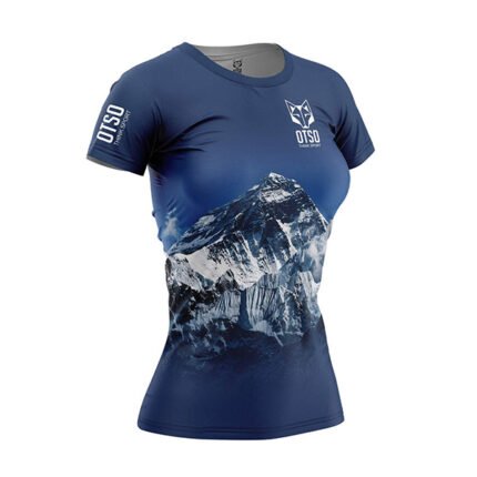 Camiseta de manga corta para mujer con un moderno diseño sobre un fondo en tonos de azul.