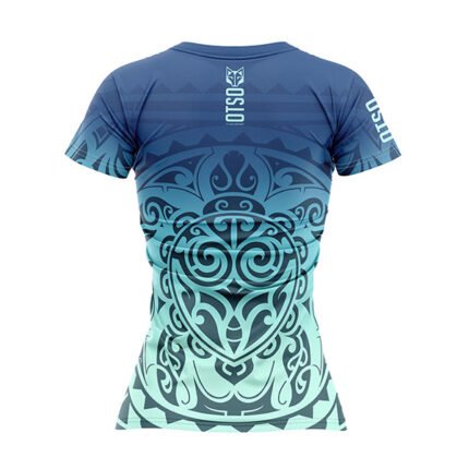 Camiseta de manga corta para mujer con un moderno diseño inspirado en la cultura Maori.