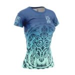 Camiseta de manga corta para mujer con un moderno diseño inspirado en la cultura Maori.