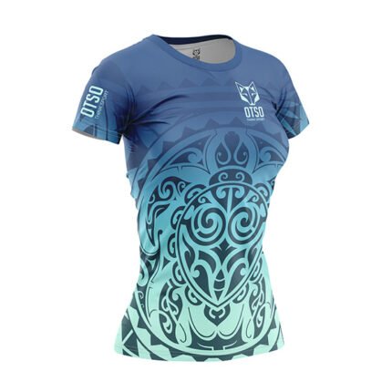 Camiseta de manga corta para mujer con un moderno diseño inspirado en la cultura Maori.